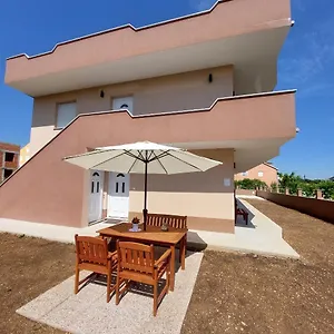 https://lucija-kastela.hotels-in-trogir.com