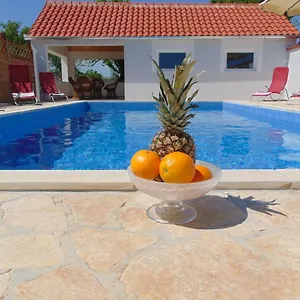 https://holiday-home-donji-lepuri.hotelinzadar.com